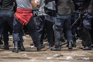 randalieren Polizei kollidierte mit das Demonstranten. foto