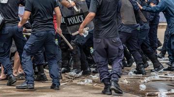 randalieren Polizei kollidierte mit das Demonstranten. foto