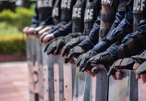 randalieren Polizei Steuerung das Menge. foto