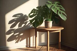 hölzern Tabelle mit schön sonnendurchflutet Grün tropisch Pflanze Blätter und Schatten auf Beige Mauer. ai generiert foto