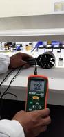Jakarta Indonesien April 2023a Arbeiter ist nehmen Messungen von Luftstrom Geschwindigkeit im ein chemisch Zimmer im ein Labor. foto