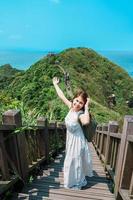 Frau Reisender Besuch im Taiwan, Tourist mit Rucksack Besichtigung im bitou Kap Wandern Pfad, Neu Taipeh Stadt. Wahrzeichen und Beliebt Sehenswürdigkeiten in der Nähe von Taipeh. Asien Reise Konzept foto