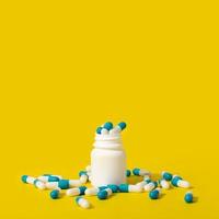 Vorderansicht des Behälters mit Pillen und Kopienraum auf gelbem Hintergrund