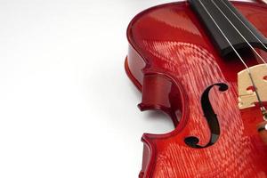 Nahaufnahme der Geige gegen auf weißem Hintergrund mit Textfreiraum. instrument und musikalisches konzept. foto