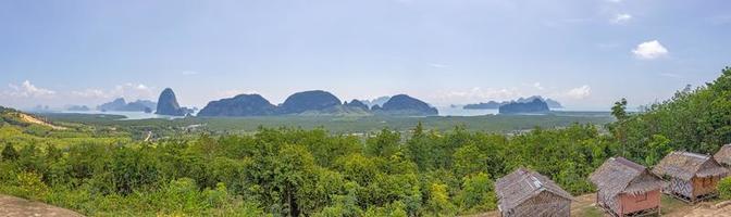 Panorama- Aussicht von Phang nga Bucht im Thailand genommen von ein hoch Vorteil Punkt foto