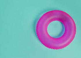 aufblasbarer schwebender hellrosa Ring auf türkisfarbenem Hintergrund foto