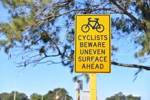 Warnung Zeichen zum Radfahrer in acht nehmen uneben Oberfläche voraus foto
