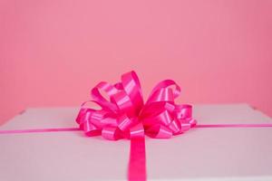 Rosa Bogen auf ein Geschenk Box Nahansicht zum ein Geburtstag foto
