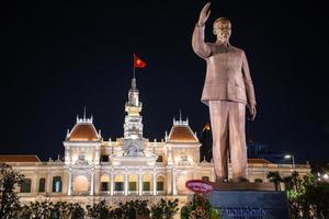 ho Chi minh Stadt, Vietnam- dez 10, 2016. das ehemalige Stadt Halle von Saigon war gebaut während das Französisch kolonial Zeitraum.heute es Häuser Regierung Büros. ein Statue von ho Chi minh steht im Vorderseite. foto