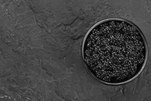 schwarze Kaviarschale mit Kopierraum