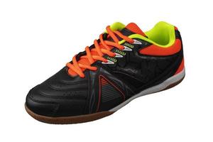 schwarz Sneaker mit Orange Schnürsenkel und Streifen. foto