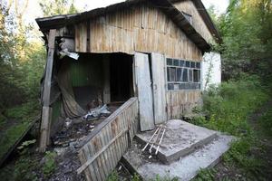 alt ruiniert hölzern Nichtwohngebäude Bauschutt alt hölzern Haus foto