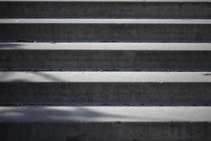 Asphalt Treppe mit Strahlen von Licht. foto