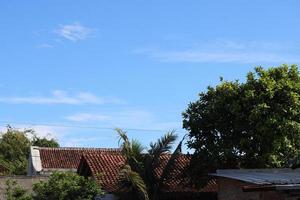 Foto von das Blau Himmel über das Dach Fliesen von das Haus