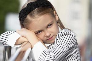 Porträt von ein traurig wenig Mädchen von elementar Alter. foto