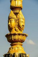 golden Statue im ein thailändisch Tempel foto