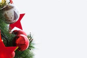 Weihnachtsbaum mit Weihnachtskugeln Grenze Hintergrund foto