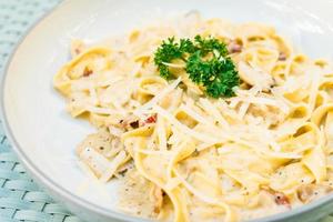 Spaghetti oder Nudeln mit Trüffel-Sahne-Sauce foto