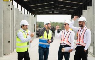 Konstruktion Ingenieure, Architekten, und Vorarbeiter bilden ein Gruppe. teilnehmen im ein Treffen zu planen Neu Konstruktion Projekte. Prost zu ausdrücken Glück Das das Veranstaltung war erfolgreich vollendet. foto