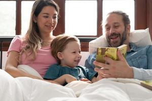 wenig Jungs Vater lesen Geschichten zu Kinder Vor gehen zu Bett zu entspannen und Schlaf solide bis um das Morgen. foto
