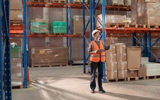 Porträt von Warenhaus Supervisor im ein groß Warenhaus mit ihr besitzen Vorbereitung zum das Tage Arbeit foto