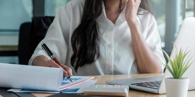 Frau, die an einem Schreibtisch arbeitet foto