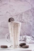 Milchshake von Schokolade Oreo Kekse und Eis Sahne im ein Glas mit ein Stroh Vertikale Aussicht foto