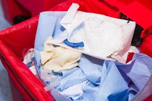 biologisch Risiko Abfall entsorgt von im das rot Müll Tasche beim ein Betriebs Zimmer im ein Krankenhaus foto