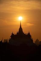 beim ein Tempel im das zentral von Bangkok Thailand, das Morgen Sonne werden allmählich Bewegung oben zu Stand aus beim das Ende von diese Tempel Pagode. diese Wunder das passiert nur zweimal ein Jahr. foto