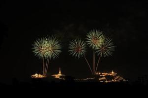 Feuerwerk über das Berg mit das uralt königlich Palast bekannt wie phra Nakhon Khiri, Thailand, foto