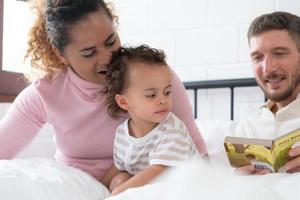 wenig Mädchen Vater lesen Geschichten zu Kinder Vor gehen zu Bett zu entspannen und Schlaf solide bis um das Morgen. foto