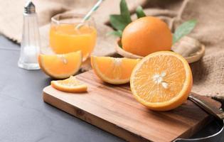 frisch geschnitten Orange auf Holz Teller foto