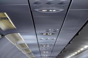 befestigen Sitz Gürtel und Nein Rauchen Zeichen Innerhalb ein Flugzeug foto