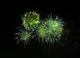 Feuerwerk im Hintergrund des dunklen Himmels foto