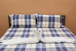 Plaid Bett mit Kissen und Handtuch Dekoration im das Schlafzimmer Innere foto