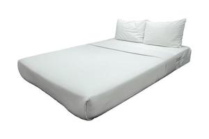 Weiß Bettwäsche und Kissen isoliert auf Weiß Hintergrund mit Ausschnitt Pfad foto