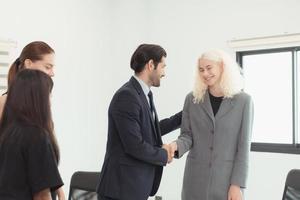 im das Unternehmen Treffen Zimmer jung Führungskräfte sind Brainstorming Ideen Über ein Neu Geschäft Das werden starten groß bald. foto