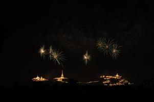 Feuerwerk über das Berg mit das uralt königlich Palast bekannt wie phra Nakhon Khiri, Thailand, foto