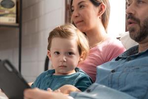 wenig Jungs Vater lesen Geschichten zu Kinder Vor gehen zu Bett zu entspannen und Schlaf solide bis um das Morgen. foto