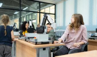 Kinder mit das Hand Roboter Technologie, Studenten sind studieren Technologie, welche ist einer von das Stengel Kurse. foto