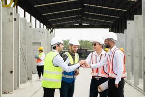 Konstruktion Ingenieure, Architekten, und Vorarbeiter bilden ein Gruppe. teilnehmen im ein Treffen zu planen Neu Konstruktion Projekte. Prost zu ausdrücken Glück Das das Veranstaltung war erfolgreich vollendet. foto