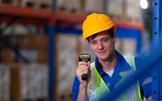 Kopf von Arbeiter im ein Auto Teile Lagerhaus, untersuchen Auto Teile Das sind bereit zu Sein versendet zu das Automobil Versammlung Fabrik. foto