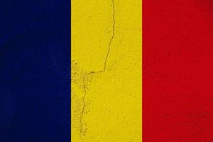 Flagge von das Republik von Tschad auf ein texturiert Hintergrund. Konzept Collage. foto