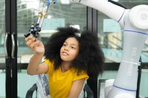 Kinder mit das Hand Roboter Technologie, Studenten sind studieren Technologie, welche ist einer von das Stengel Kurse. foto