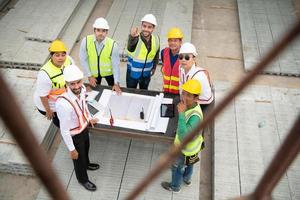 Konstruktion Ingenieure, Architekten, und Vorarbeiter bilden ein Gruppe. teilnehmen im ein Treffen zu planen Neu Konstruktion Projekte. foto