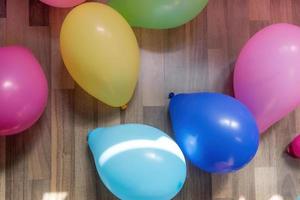 bunt Luftballons beim ein Party foto