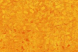 Gelb Orange abstrakt Textur von Beton gemalt Mauer mit zufällig Mosaik Muster foto
