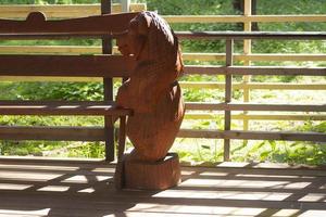 hölzern Zahl auf Veranda. hölzern Veranda im Garten. Schatten von Zaun. foto