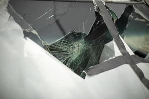zerbrochenes Autoglas. Auto nach Unfall. zerstörter Transportkörper. kaputtes Auto. foto