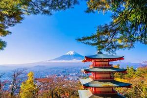 schöne Landschaft von mt. Fuji mit Chureito-Pagode foto